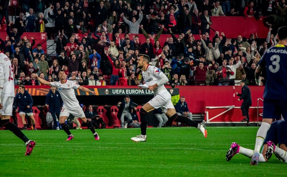 El jugador del Sevilla FC, Joan Jordán, celebra el primer tanto de su equipo ante el Fenerbahçe. Foto: Mario Míjenz.