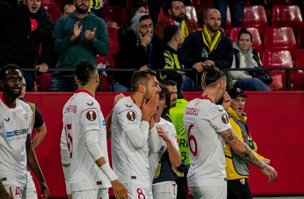 Los jugadores del Sevilla FC celebran el primer tanto ante el Fenerbahçe, marcado por Joan Jordán. Foto: Mario Míjenz