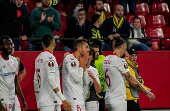 Los jugadores del Sevilla FC celebran el primer tanto ante el Fenerbahçe, marcado por Joan Jordán. Foto: Mario Míjenz