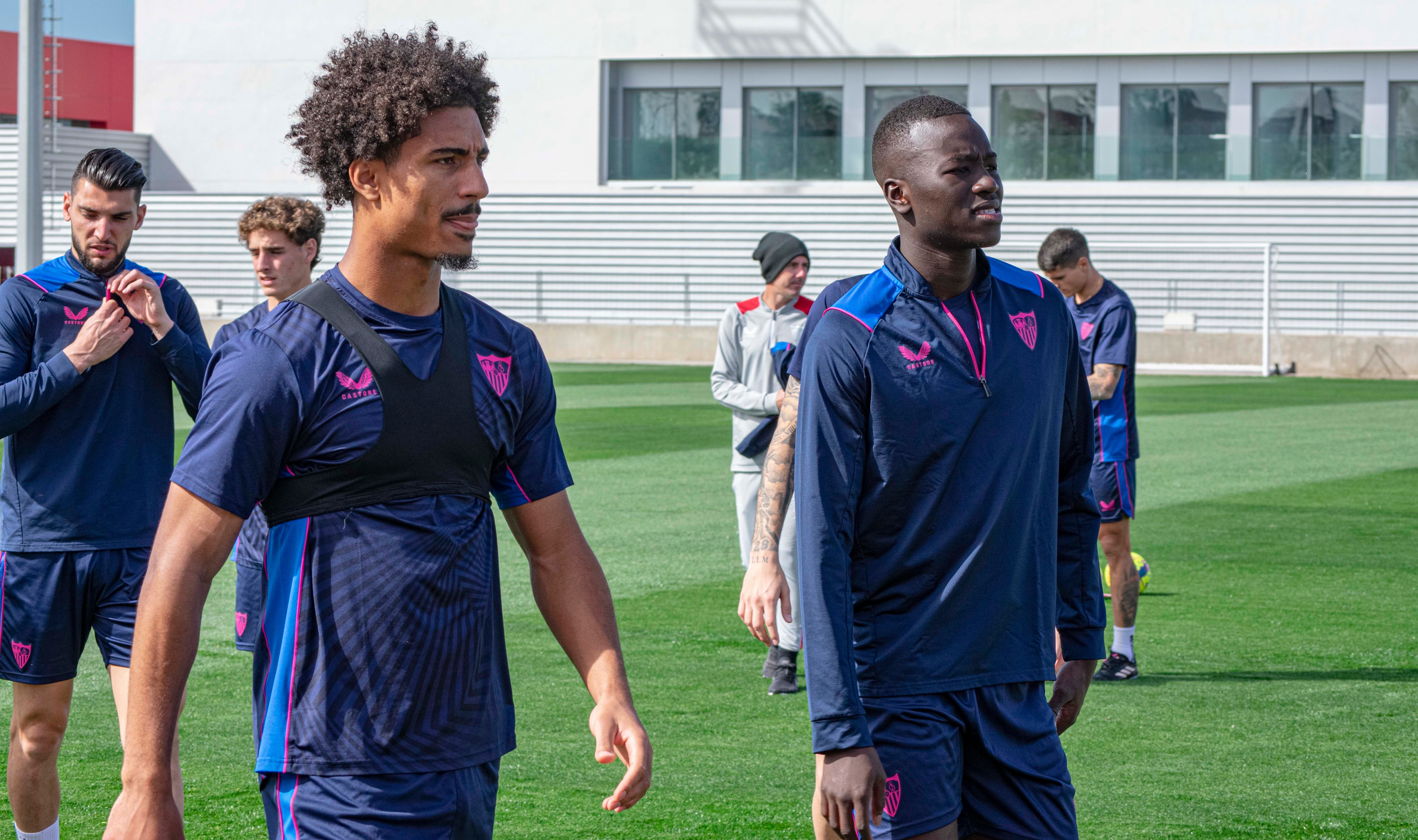 Imagen de Loïc Badé y Pape Gueye en el entrenamiento del Sevilla FC | Imagen: Mario Míjenz