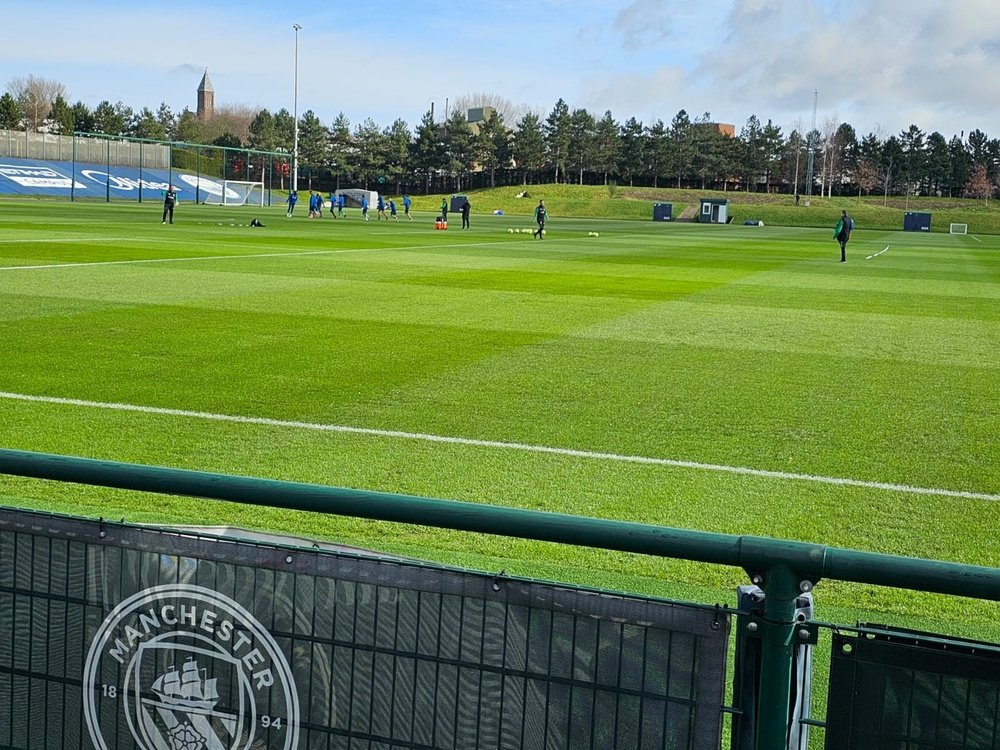 El Betis se entrena en la City Football Academy.