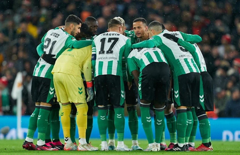 Luiz Felipe hace corro junto a sus compañeros antes del partido en Old Trafford.- RBB
