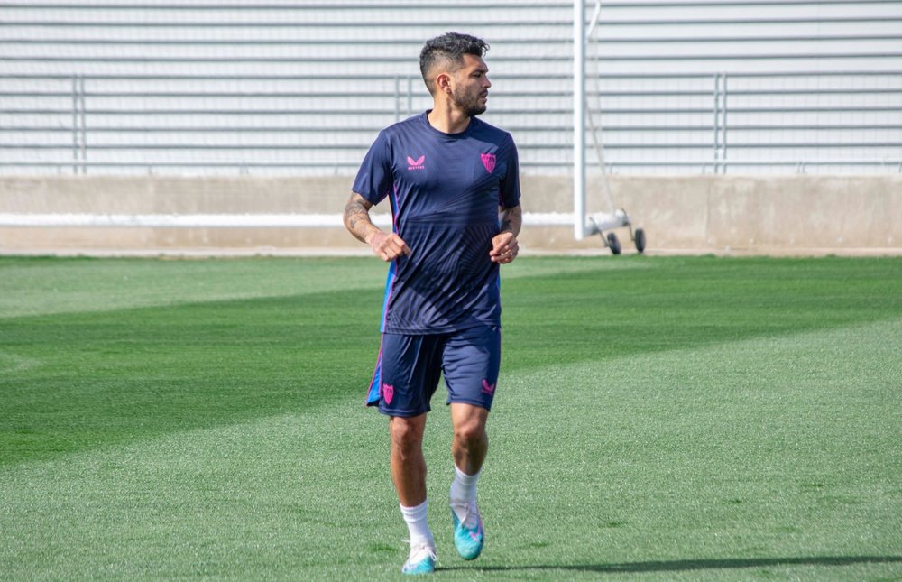 Tecatito Corona, en el entrenamiento del Sevilla FC. Foto: Mario Míjenz