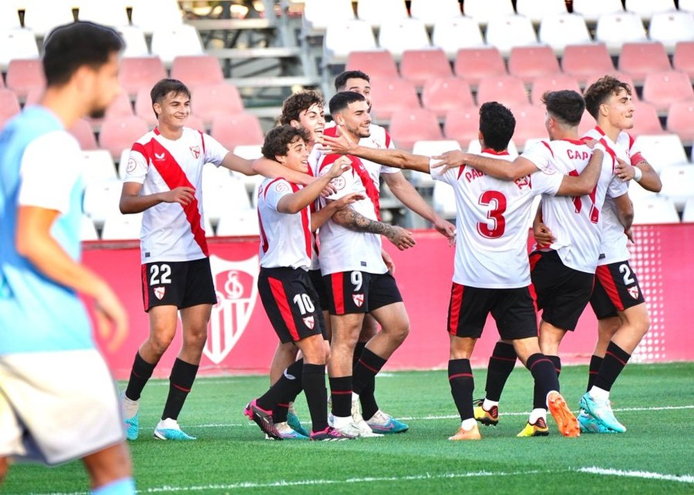 El Sevilla Atlético celebrando un gol ante el CP El Ejido. Foto: @CanteraSFC