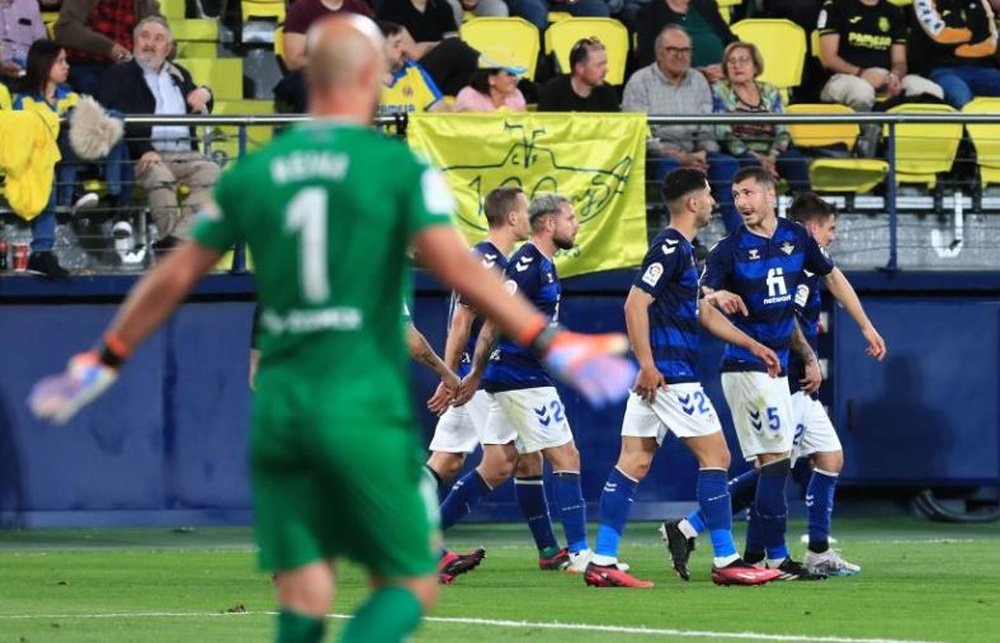 Los jugadores béticos celebran el golde Borja Iglesias en Villarreal tras la cantada de Pepe Reina.- Efe