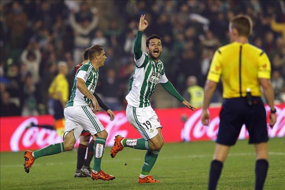 El delantero del Betis, Jorge Molina, celebra el primer gol del equipo bético, durante el encuentro correspondiente a la decimocuarta jornada de primera división, que disputaron frente al Celta de Vigo en el estadio Benito Villamarín de Sevilla. EFE