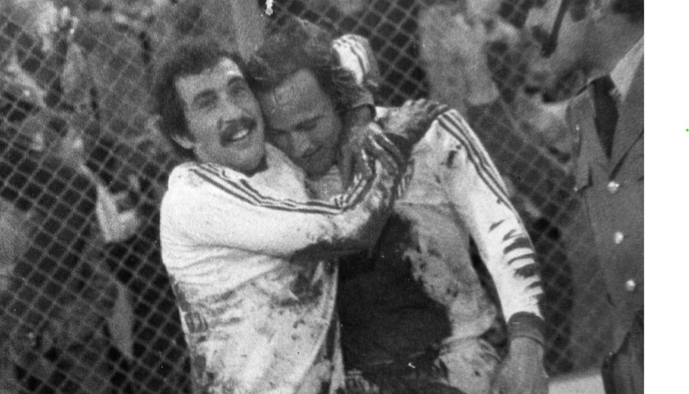 El ex jugador del Sevilla FC, Cantudo (I), que la imagen abraza a su compañero Scotta, ha fallecido a los 71 años de edad. Foto: SFC,