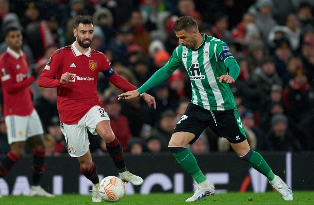 Joaquín controla un balón ante Bruno Fernandes durante el Manchester Utd - Real Betis del pasado jueves en Old Trafford.- RBB