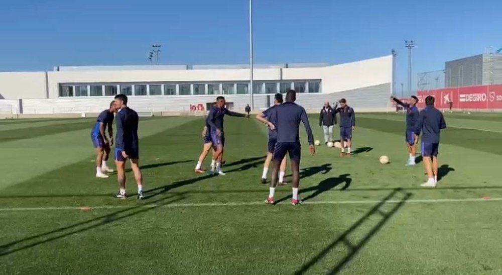 El Sevilla FC entrenando sobre el césped de la Ciudad Deportiva. Foto: BeSoccer Sevilla