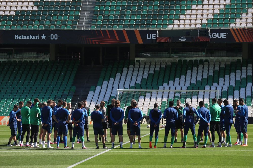 Charla de Pellegrini a sus jugadores antes de recibir al Manchester United.