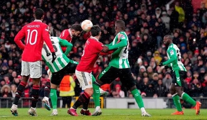 Bruno Fernandes anota el 3-1 del United ante el Real Betis, el pasado jueves en Old Trafford.- Efe