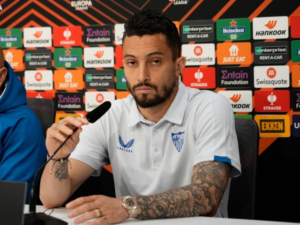 Alex Telles, en rueda de prensa. Foto: @SevillaFC