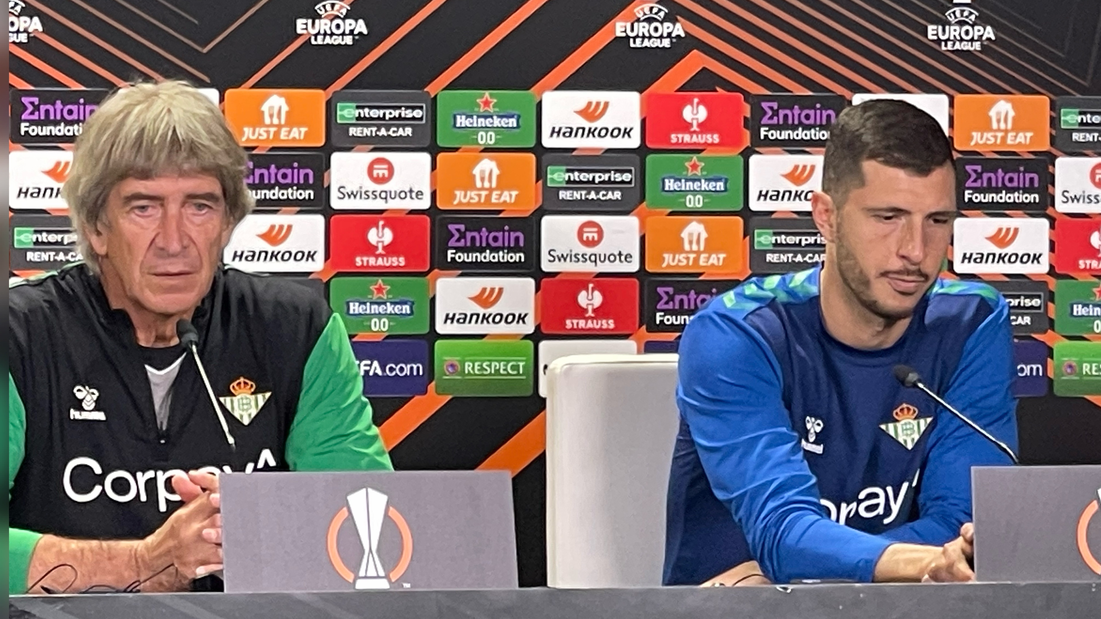 Guido y Pellegrini durante la rueda de prensa previa al encuentro frente al Manchester United.