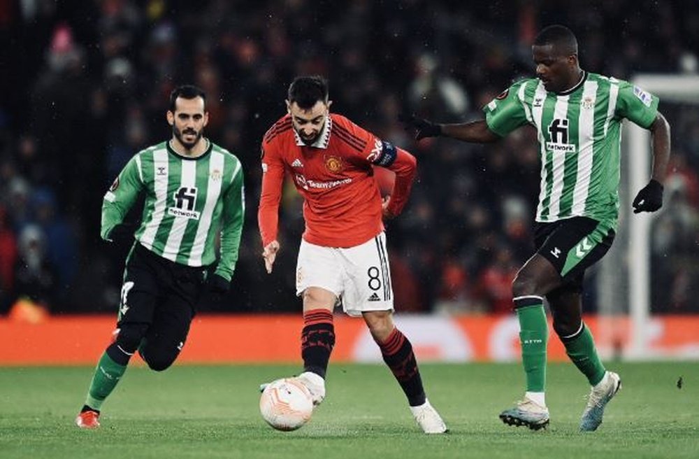 Juanmi y William Carvalho tratan de frenar un avance de Bruno Fernandes en Old Trafford.-