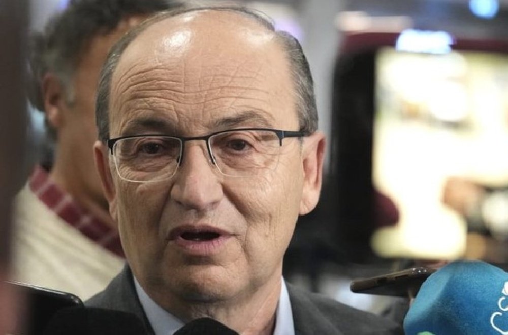 El presidente del Sevilla FC, Pepe Castro, a la llegada del equipo al aeropuerto de Estambul, donde se mide hoy al Fenerbahçe. Foto: SFC Media