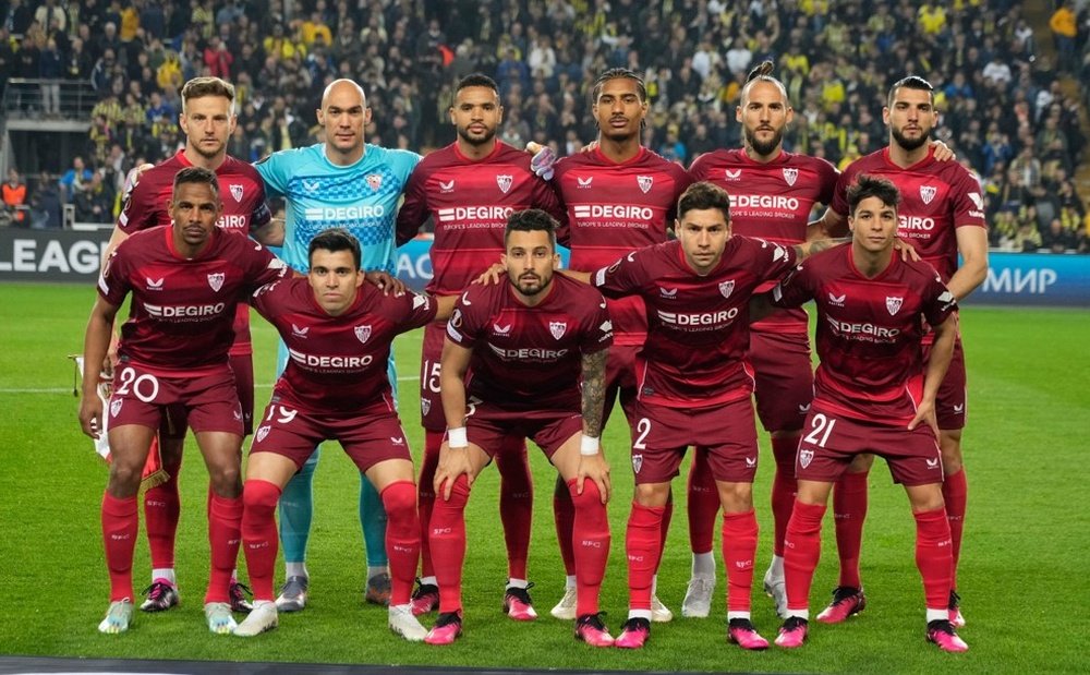 El once incial del Sevilla FC en Turquía en el partido de vuelta ante el Fenerbahçe. Foto: SFC Media