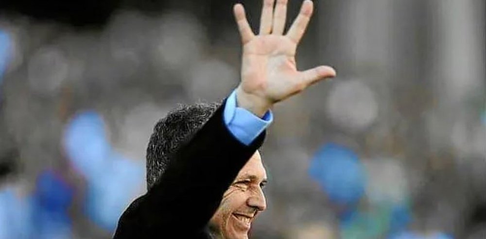 Joaquín Caparrós saluda a la afición bética antes de la última victoria del Mallorca en el Benito Villamarín, en diciembre de 2012.-