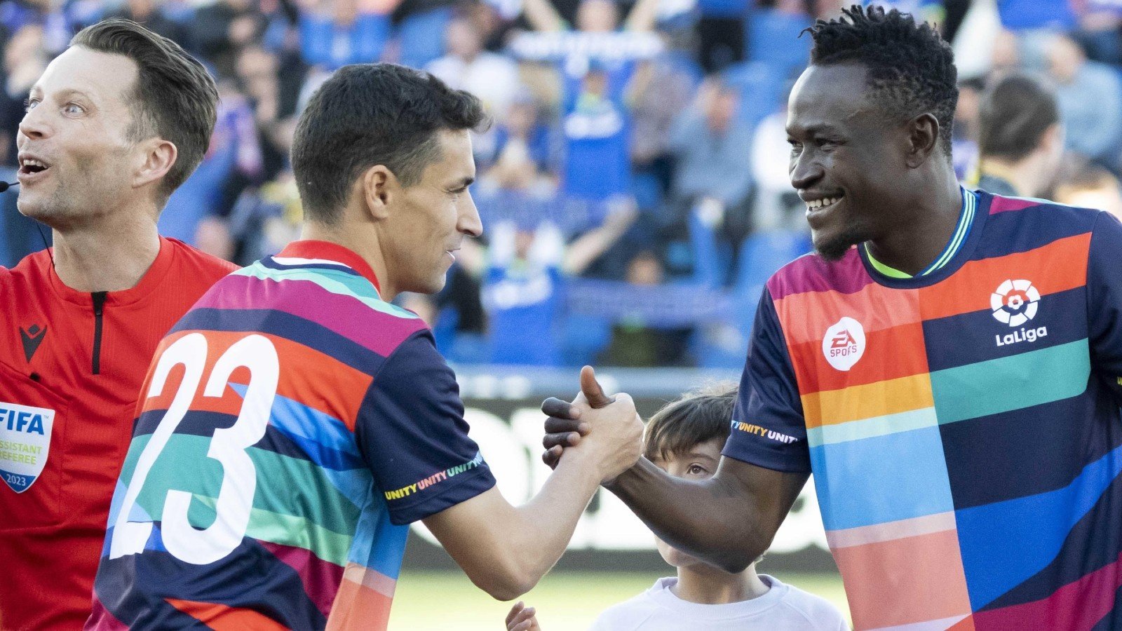 Imagen de Jesús Navas saludando a Djené antes del partido | Imagen: Sevilla FC