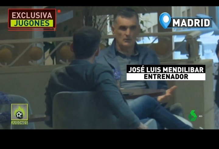 Imagen de José Luis Mendilibar reunido con Fernando Navarro, mano derecha de Monchi | Imagen: Jugones La Sexta