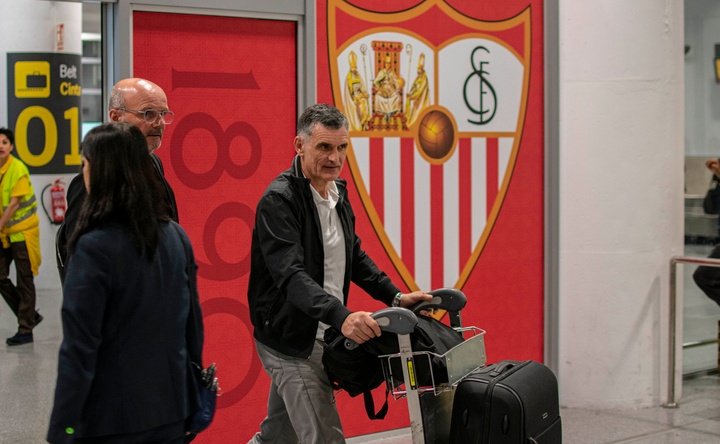 Imagen de José Luis Mendilibar llegando a Sevilla en el aeropuerto | Imagen: Mario Míjenz