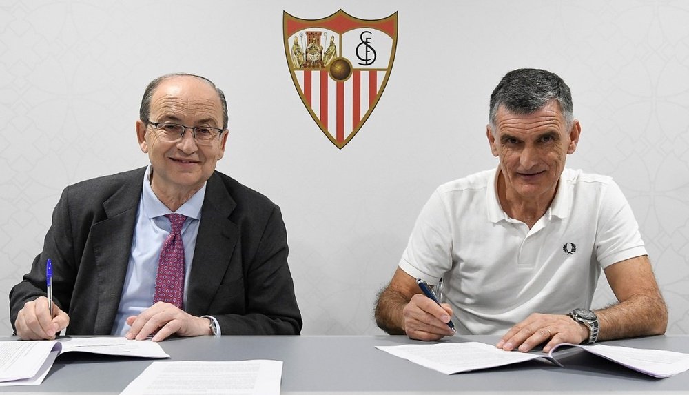 El presidente del Sevilla FC, Pepe Castro, junto al nuevo entrenador del conjunto sevillista, José Luis Mendilibar, en la firma de su contrato. Foto: SFC Media