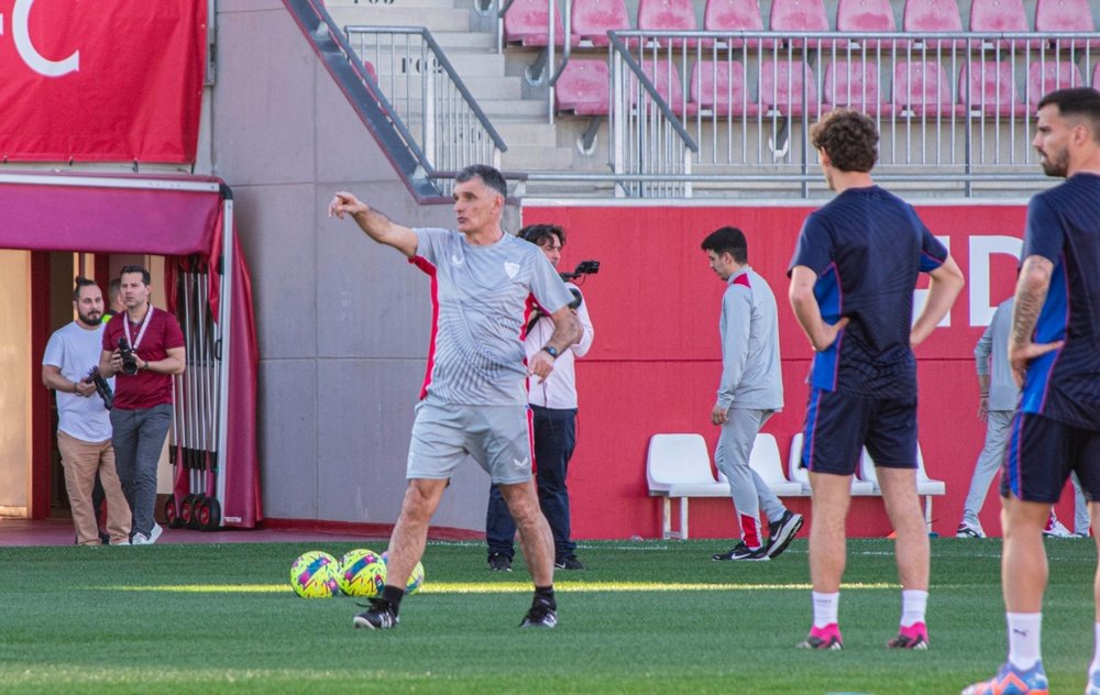 José Luis Mendilibar, en su primer entrenamiento con el Sevilla FC. Foto: Mario Míjenz