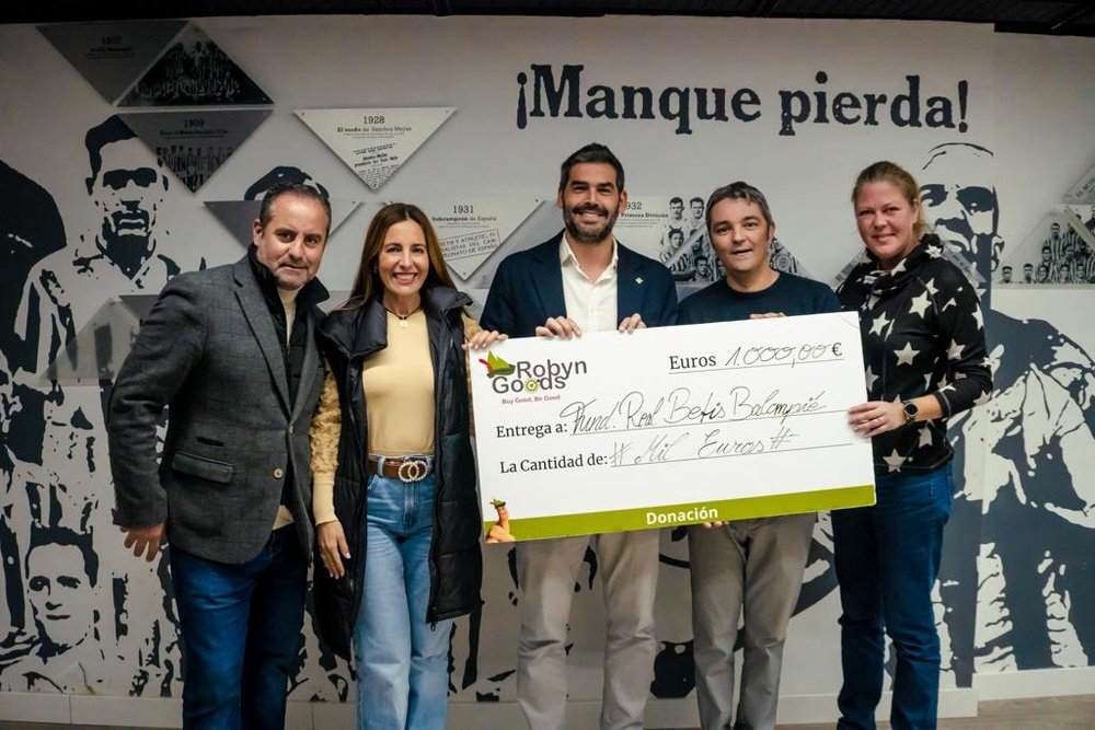Los representantes de RobynGoods ha entregado al gerente de la Fundación-Real Betis Balompié, Rafael Muela, un donativo económico por valor de 1.000 euros.-