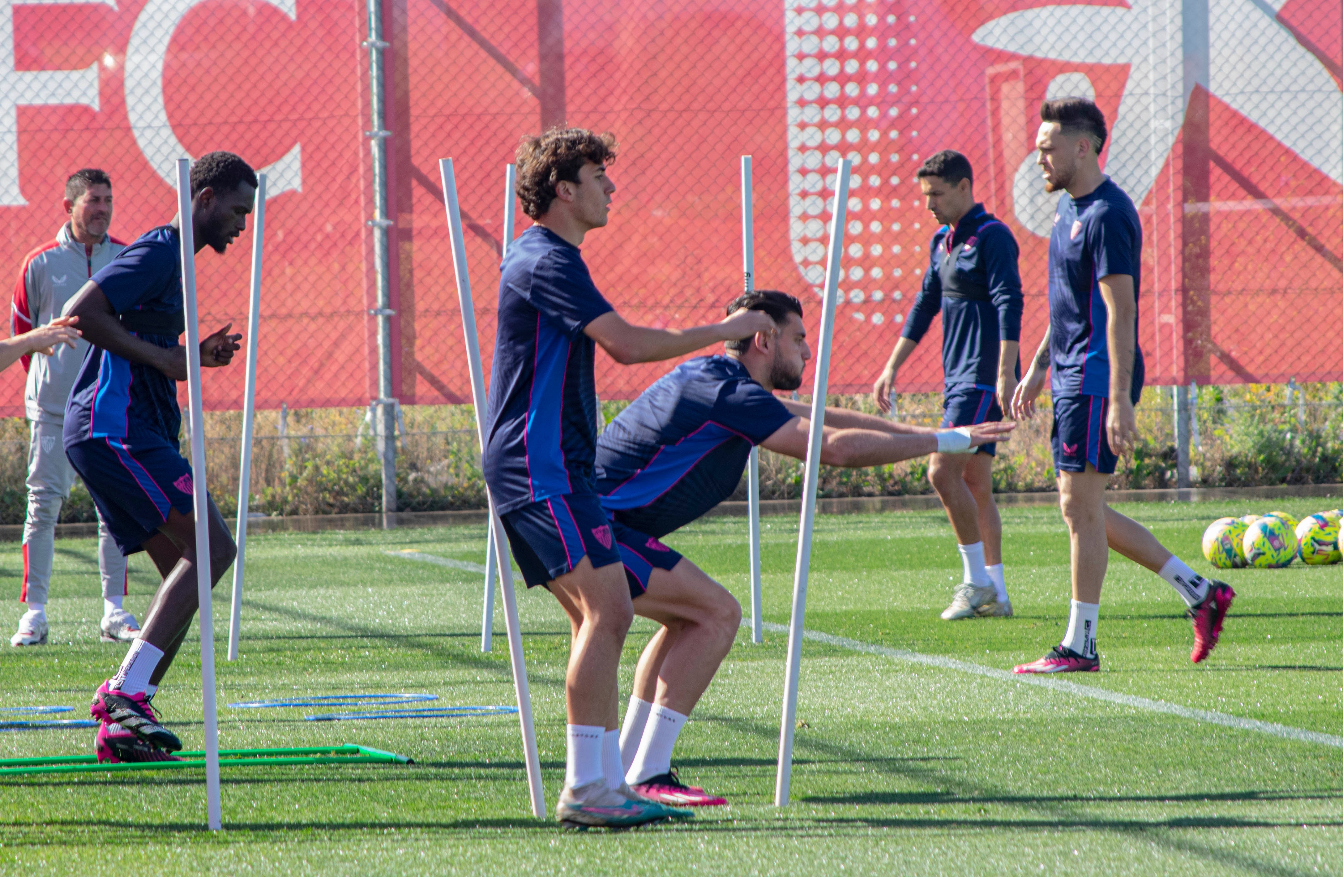 Imagen de Diego Hormigo entrenando con el primer equipo junto a Rafa Mir | Imagen: Mario Míjenz