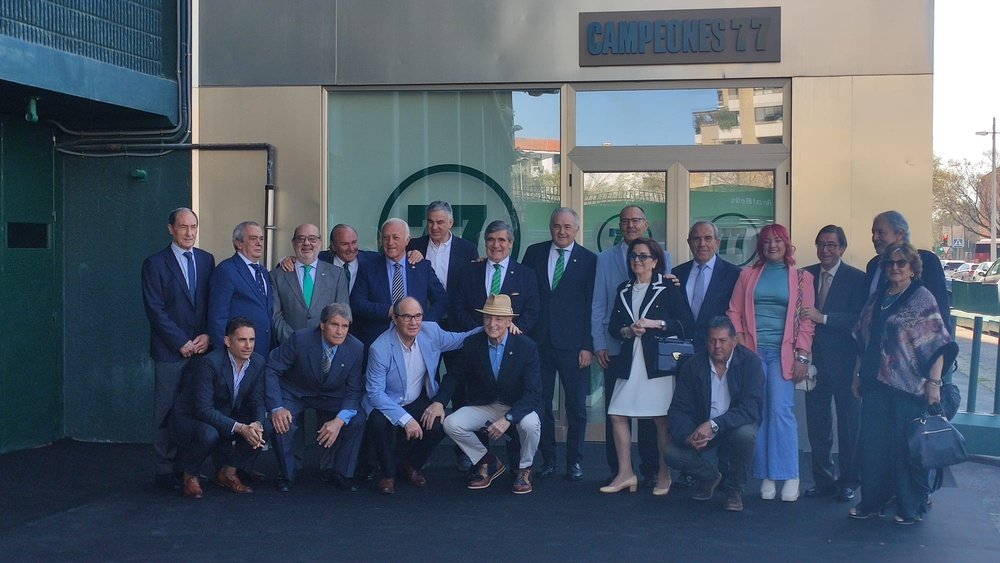 Acto de presentación de la nueva imagen que cubrirá la puerta de acceso principal al Estadio en homenaje a los campeones del 77.