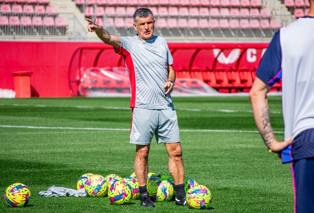José Luis Mendilibar dando órdenes en un entrenamiento del Sevilla FC. Foto: Mario Míjenz