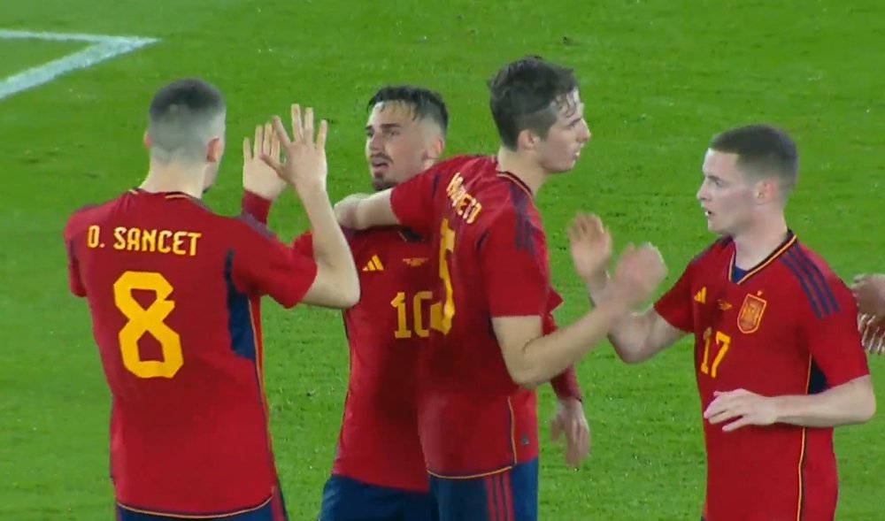 Rodri celebra con sus compañeros el golazo logrado con la sub 21.-