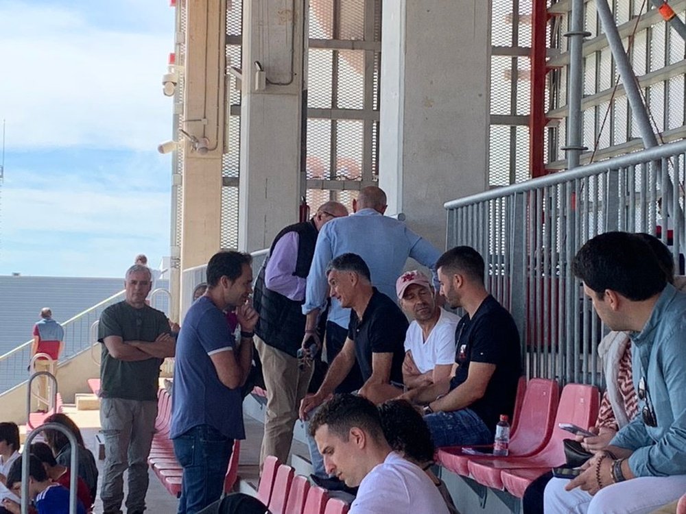 José Luis Mendilibar y su cuerpo técnico, junto a Monchi, viendo el Sevilla Atlético-Cartagena B. Foto: José Manuel Rodríguez