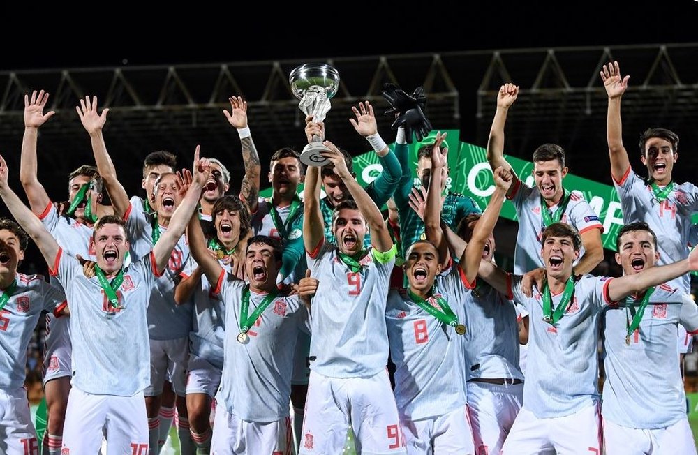 Juan Miranda celebra junto a sus compañeros el Europeo sub 19 ganado con la selección española hace cuatro años, en julio de 2019.-