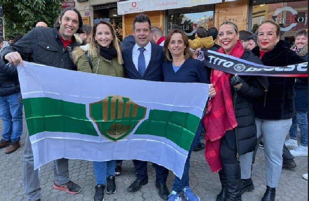 El presidente de la Federación de Peñas Sevillistas San Fernando, Carlos Jiménez (en el centro de la imagen con corbata), junto a miembros de la Federación de Peñas del Elche CF. Foto: @fpsevillistas