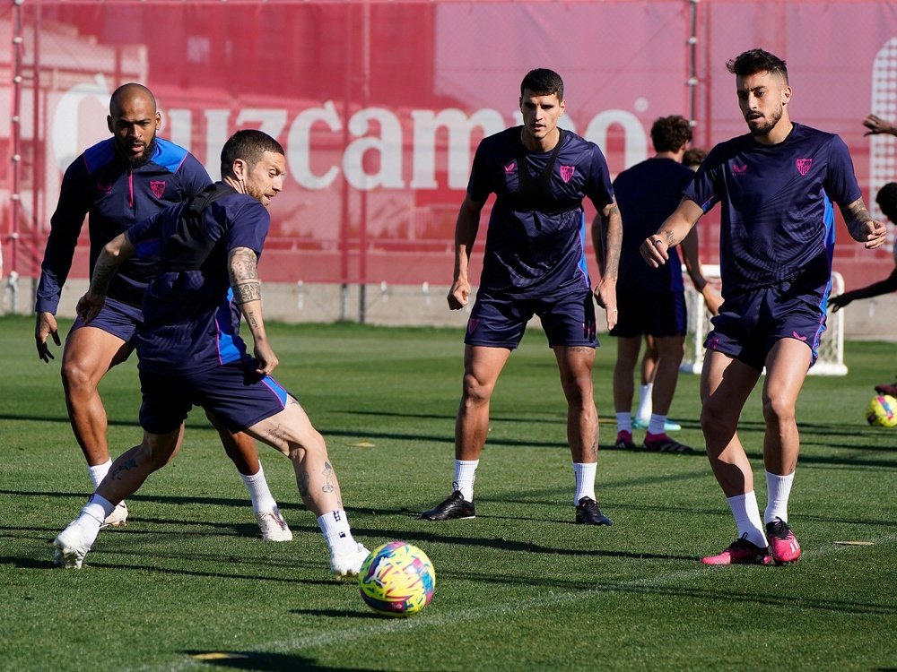 Los jugadores del Sevilla FC en la sesión de entrenamiento que ha realizado en este Domingo de Ramos. Foto: SFC Media