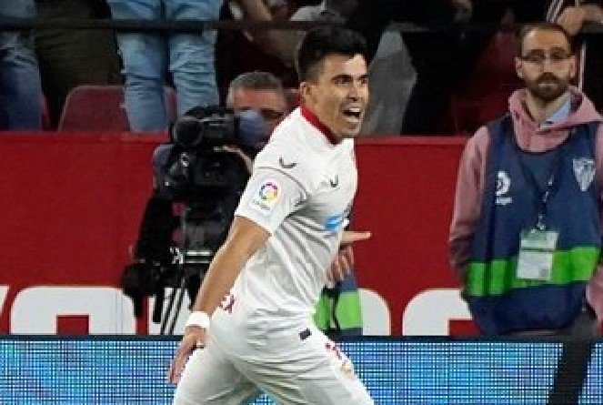 El jugador del Sevilla FC, Marcos Acuña, pasó de marcar un golazo, el 2-0 ante el Celta, a ser expulsado por el colegiado Pizarro Gómez. Foto: SFC Media