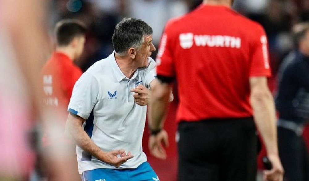 El entrenador del Sevilla FC, José Luis Mendilibar, vivió con intensidad el partido ante el Celta, su debut en el Sánchez-Pizjuán. Foto: SFC Media