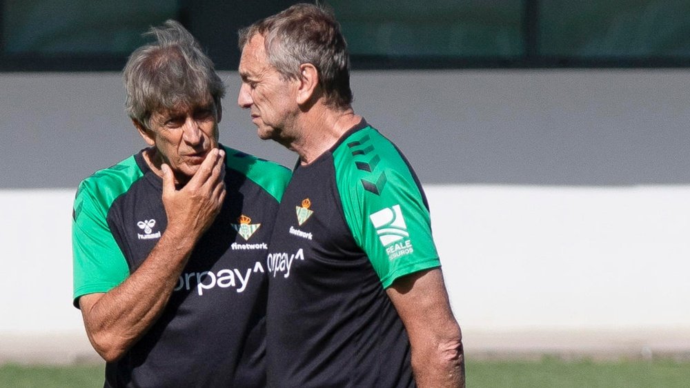 El entrenador del Betis, Manuel Pellegrini (i), habla con su asistente, Rubén Coisillas, durante el entrenamiento del equipo para preparar el partido de mañana. EFE/David Arjona