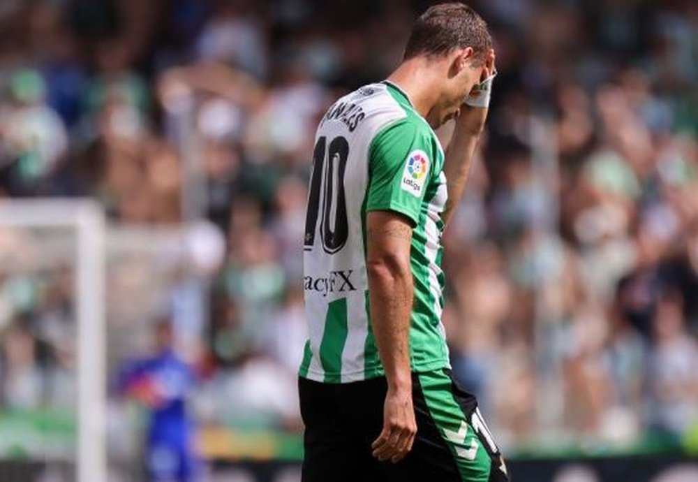 Canales abandona el terreno de juego tras ser expulsado ante el Cádiz.- LaLiga