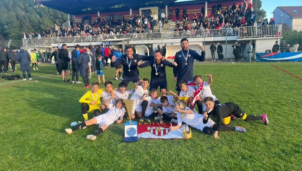 El Alevín B del Sevilla FC festejando la victoria en la Champions Kids. Foto: @CanteraSFC