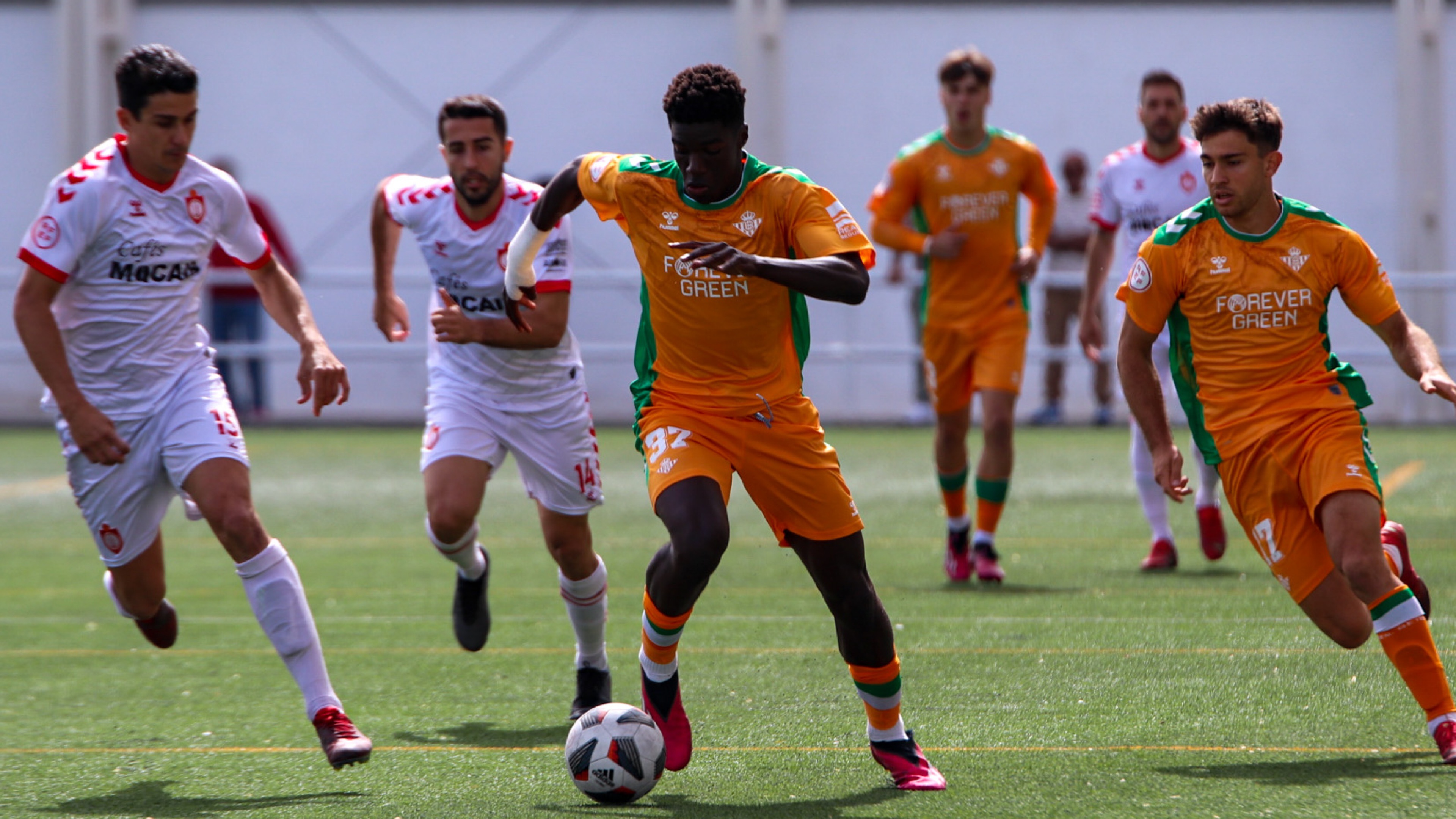 Assane Diao conduce el balón en un partido de liga frente al Utrera. RBetisCantera