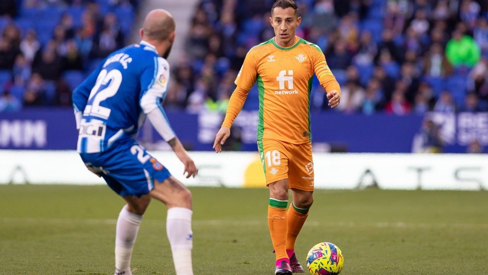 Guardado conduce el balón ante la mirada de Aleix Vidal. RBB