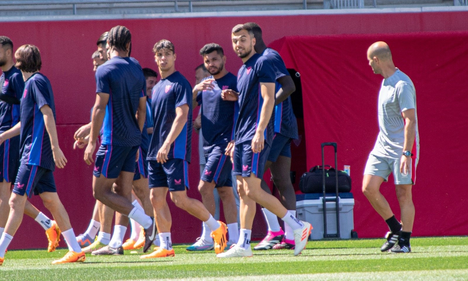 Joan Jordán y Tecatito Corona regresan a los entrenamientos