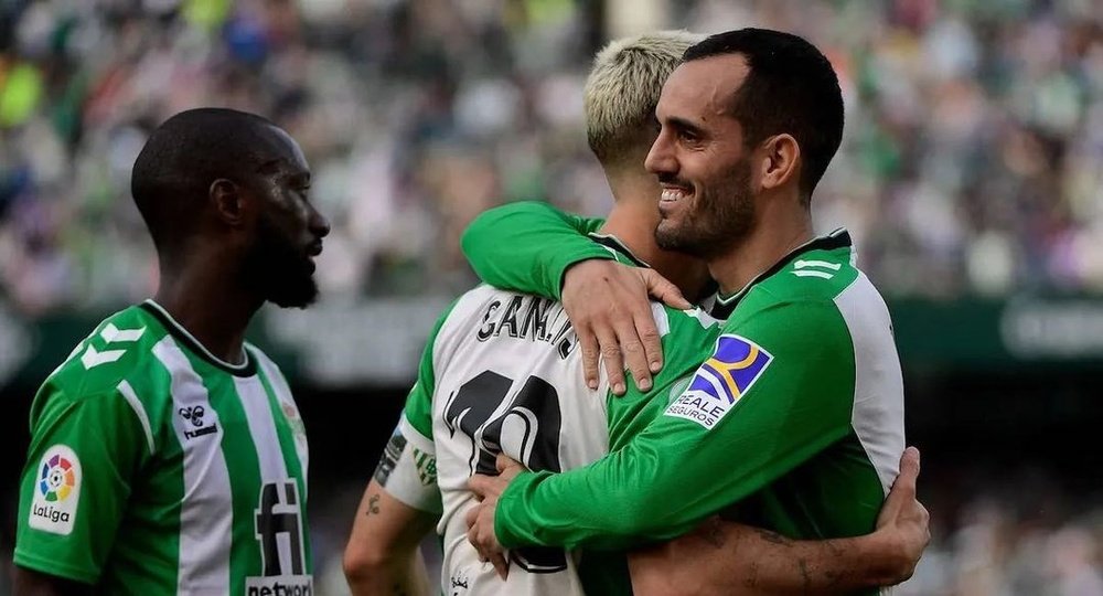 Juanmi se abraza con Canales durante un partido de la pasada campaña.- RBB