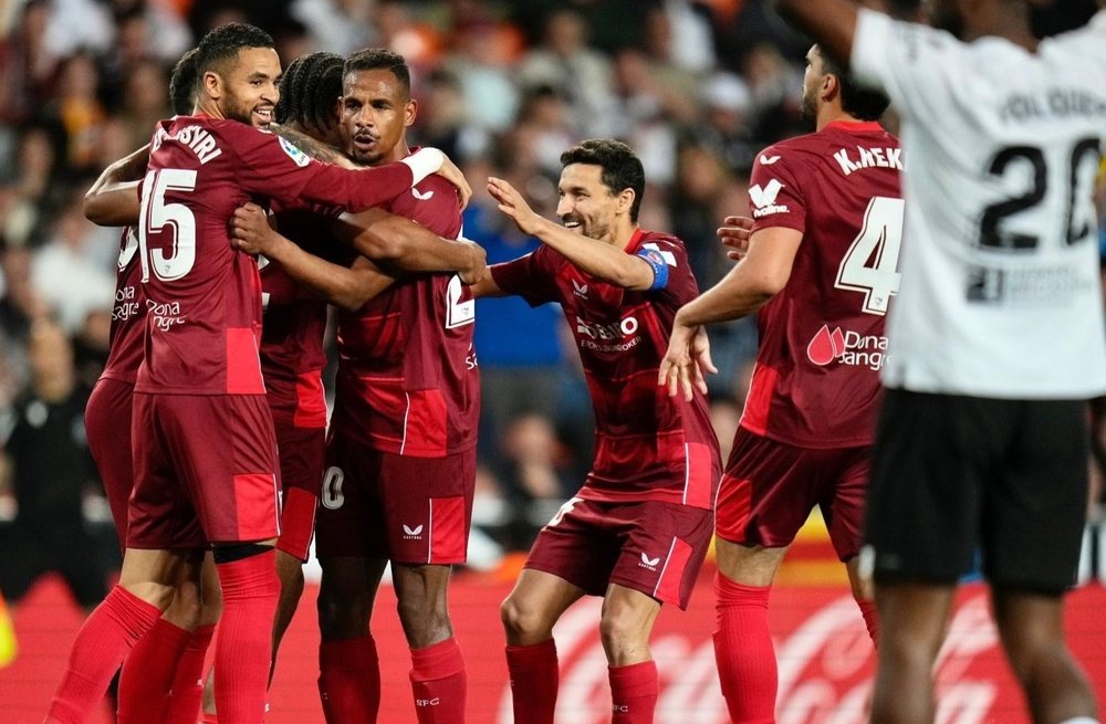 El Sevilla FC celebrando un gol en Mestalla. Foto: @SevillaFC