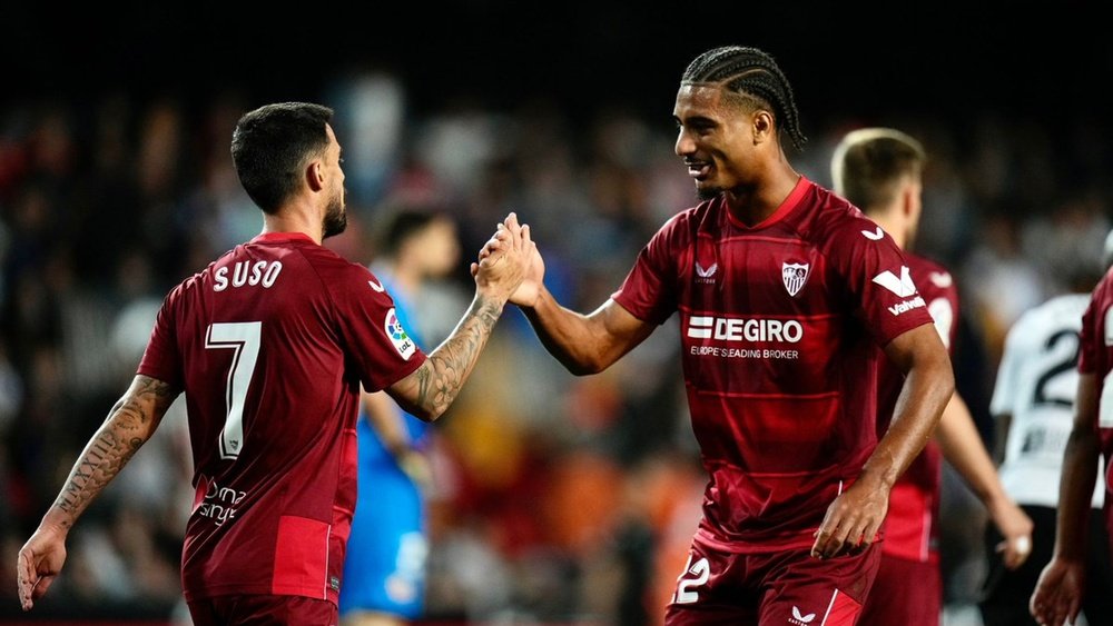 Imagen de Loïc Badé celebrando junto a Suso Fernández uno de los goles del partido en Mestalla ante el Valencia CF | Imagen; @SevillaFC