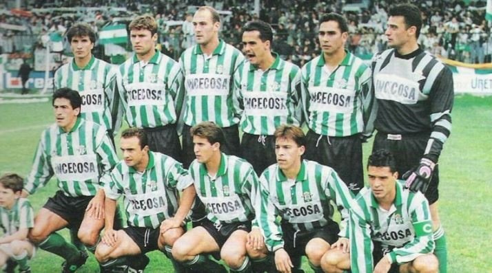 Luis Márquez, segundo de pie por la izquierda, entre Julio Soler y Roberto Ríos, el día del ascenso a Primera en Burgos (8 de mayo de 1994), donde anotó el primer gol del Real Betis, que ganó 0-2.-