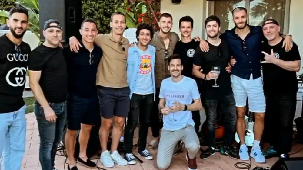 Guido, Guardado, Pezzella, Montoya y Guardado posan junto al grupo Enchufados Rock en el cumpleaños de Guido. IG EnchufadosRock