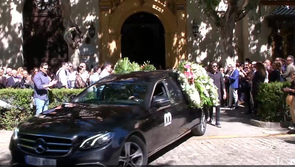 El féretro con los restos mortales de Luis Márquez fue despedido con una cerrada ovación al salir de la Magdalena.-