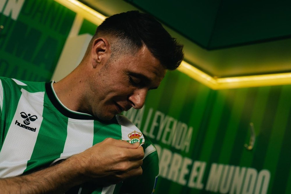 Joaquín observa el escudo del Real Betis Balompié con las trece barras en el vestuario del Benito Villamarín.- RBB